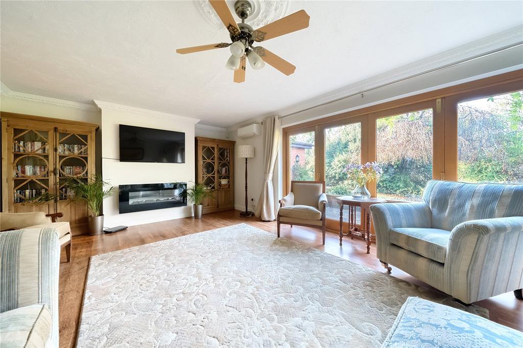 Leith Court, Hunsbury Hill, Northampton, Northamptonshire, NN4 5 bed