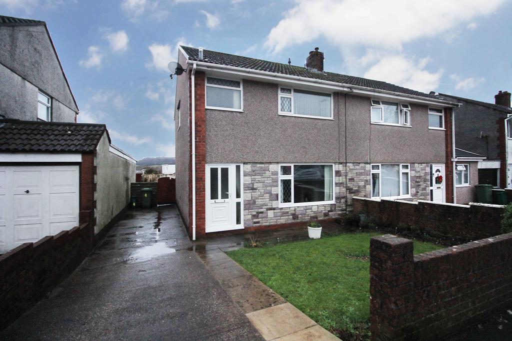 Heol Hensol, Beddau, CF38 2LP 3 bed semidetached house £950 pcm (£