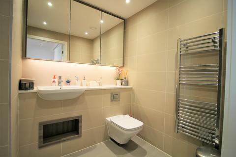 3 bedroom flat to rent, Lombard Road, London, SW11