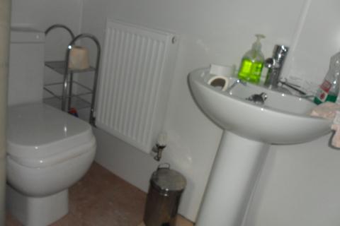 2 bedroom flat for sale, Victoria Road, Ellesmere Port, Cheshire. CH65