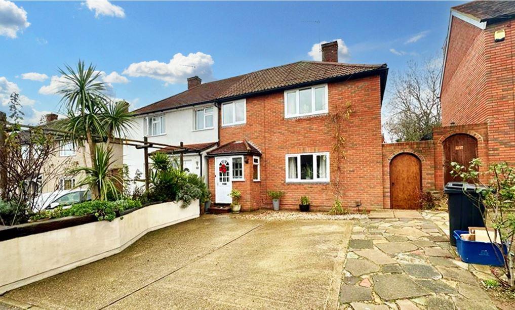 Brocket Way, Chigwell IG7 3 bed semidetached house for sale £550,000