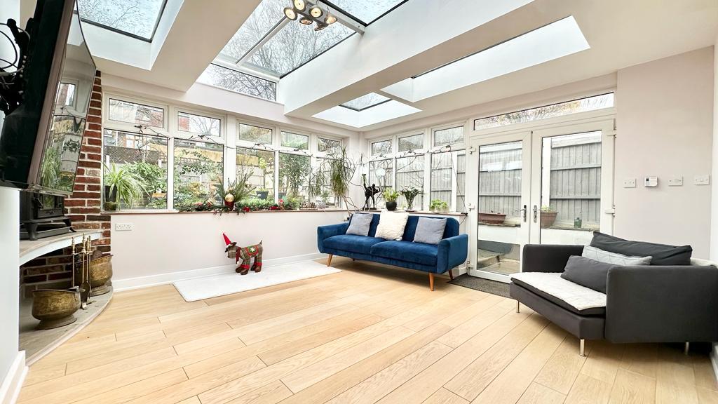 Brocket Way, Chigwell IG7 3 bed semidetached house £550,000