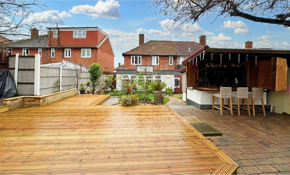 Brocket Way, Chigwell IG7 3 bed semidetached house £550,000