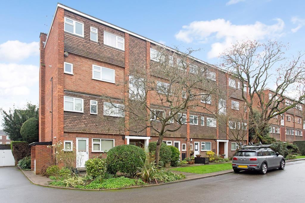 Broom Close, Teddington TW11 2 bed duplex £1,800 pcm (£415 pw)