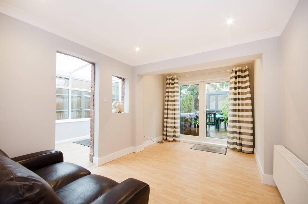 Alexandra Road, Wimbledon, London, SW19 2 bed flat to rent £2,500 pcm