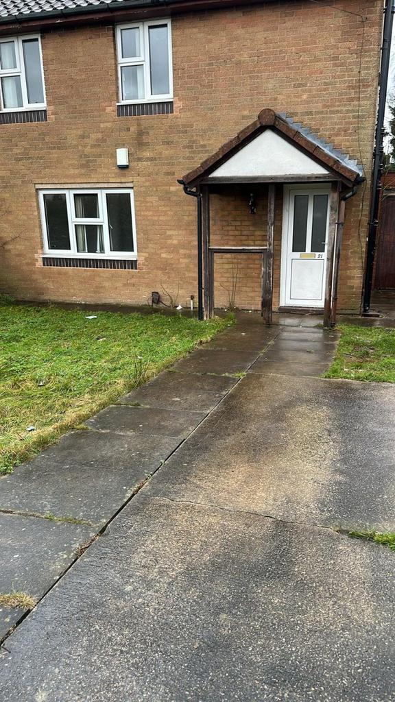 Mansfield Road, Athersley 3 bed semidetached house £725 pcm (£167 pw)