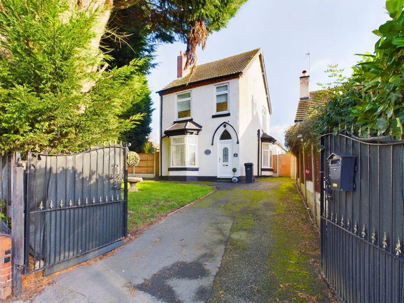 Long Lane, Halesowen 3 bed detached house for sale £375,000