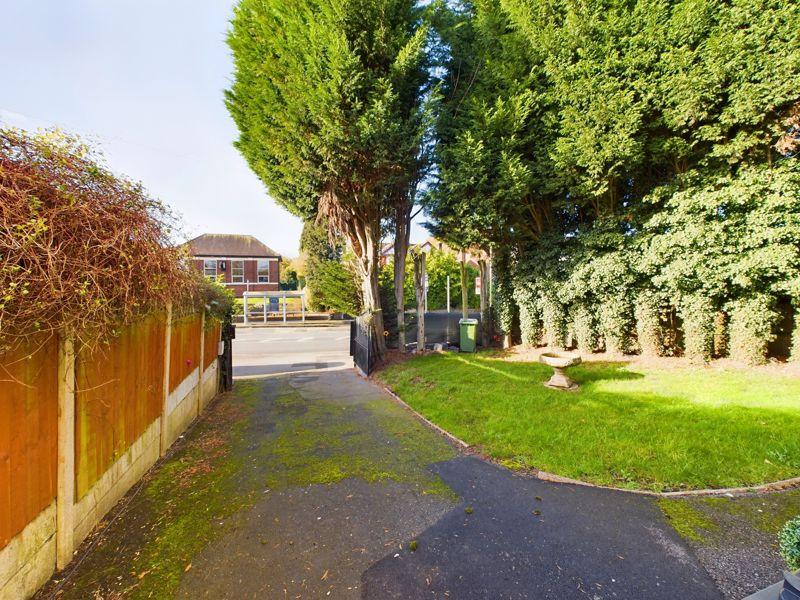 Long Lane, Halesowen 3 bed detached house for sale £375,000