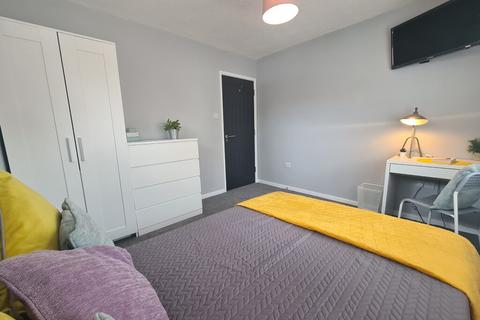 4 bedroom apartment to rent, Balderston Court