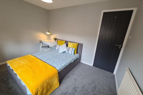 4 bedroom apartment to rent, Balderston Court
