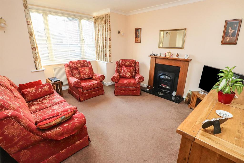 Willow Crescent, Ellesmere 3 bed detached house for sale £395,000