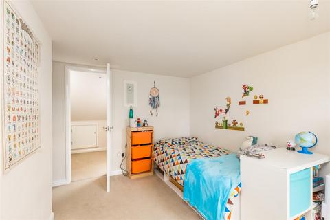 65 Drake Close, Horsham, RH12 5UD