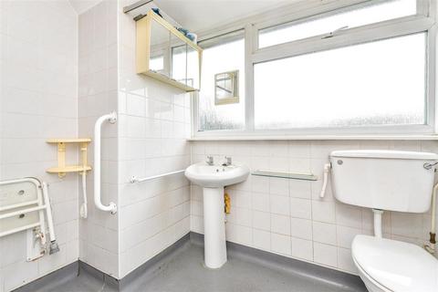 25 Gloucester Close, Petersfield, GU32 3AX