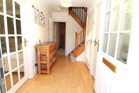 8 Causeway Close, Potters Bar, EN6 5HW