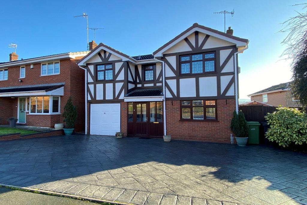 Lindale Crescent, Amblecote, Brierley Hill, DY5 5 bed detached house