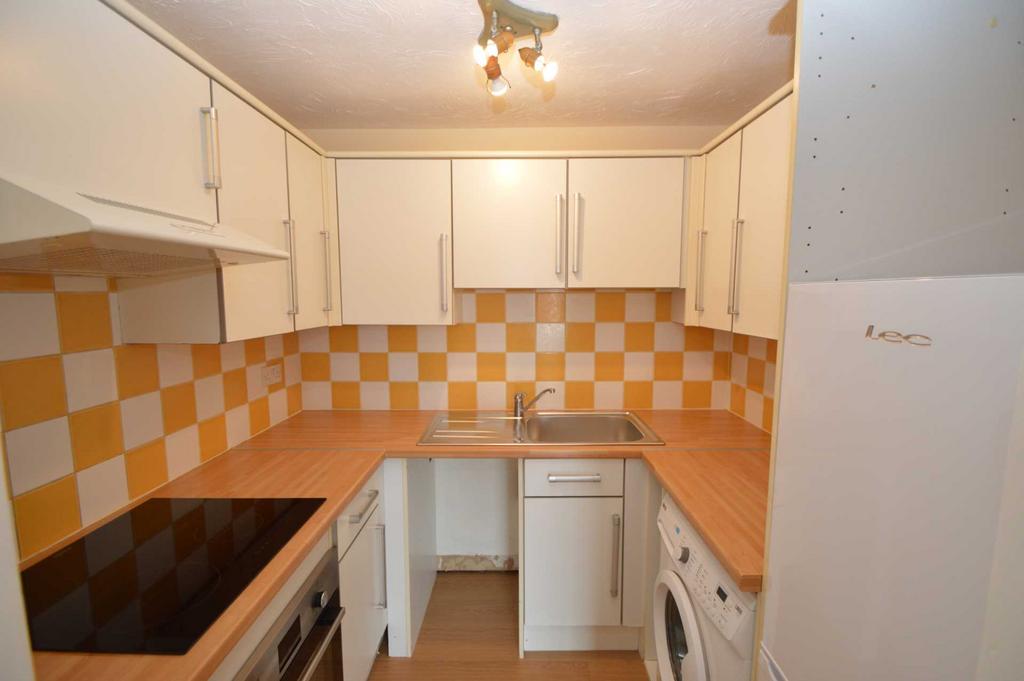 ADDLESTONE Studio to rent £945 pcm (£218 pw)