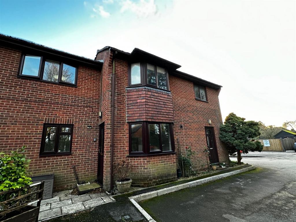Phoenix Court, Kingsclere, Newbury 1 bed flat to rent £750 pcm (£173 pw)