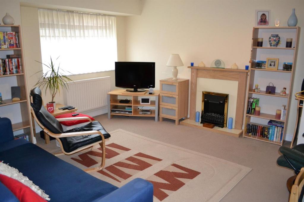 Third Avenue, Sandbach 2 bed semidetached bungalow £775 pcm (£179 pw)