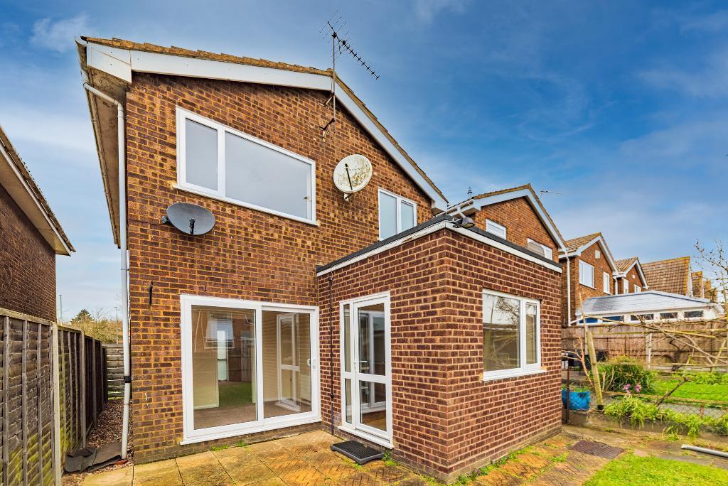 Manton Lane, Bedford 3 bed detached house £1,300 pcm (£300 pw)