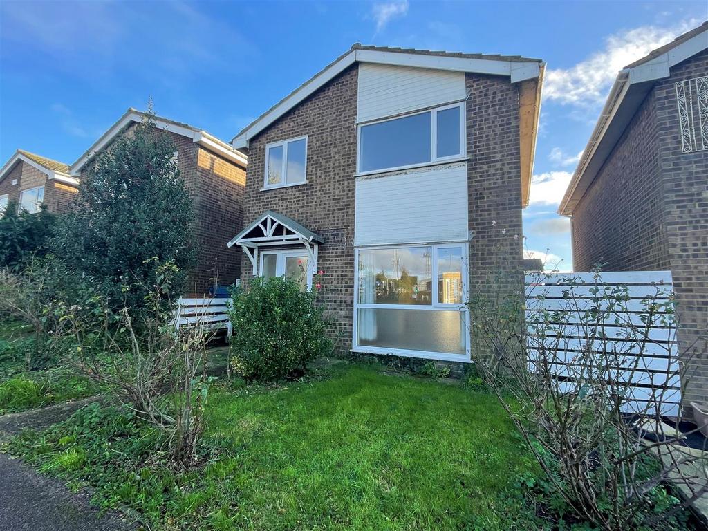 Manton Lane, Bedford 3 bed detached house £1,300 pcm (£300 pw)