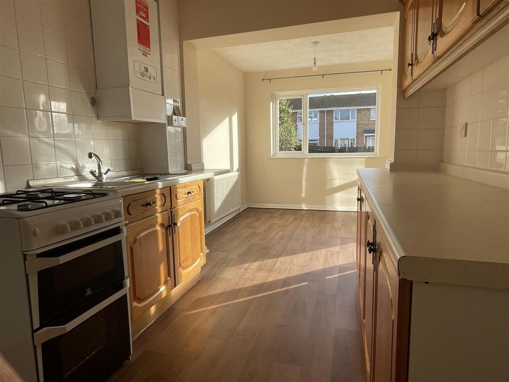 Manton Lane, Bedford 3 bed detached house £1,300 pcm (£300 pw)