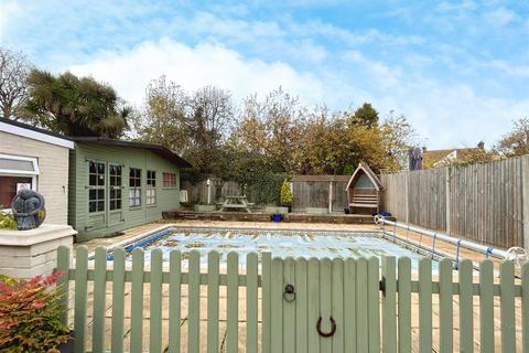 8 Dean Croft, Herne Bay, CT6 7DU