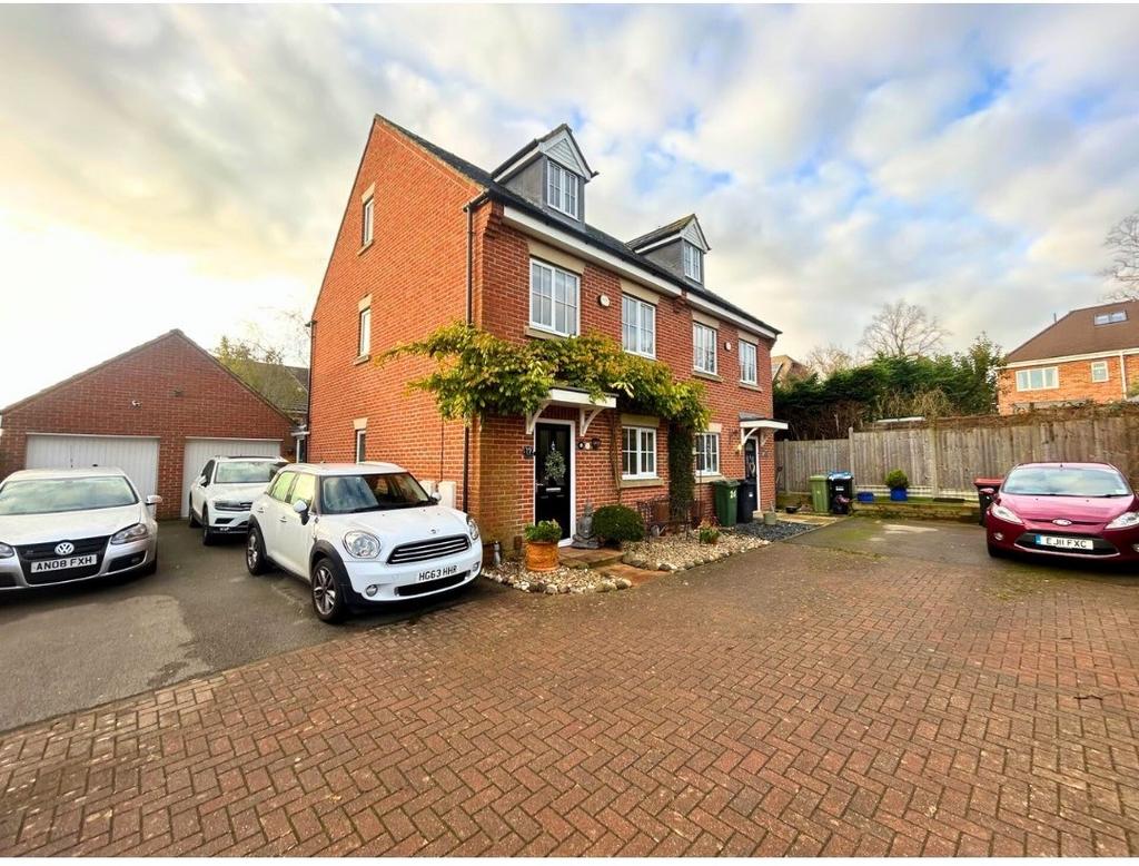 Downing Close, Bletchley, Milton Keynes, MK3 3 bed semidetached house