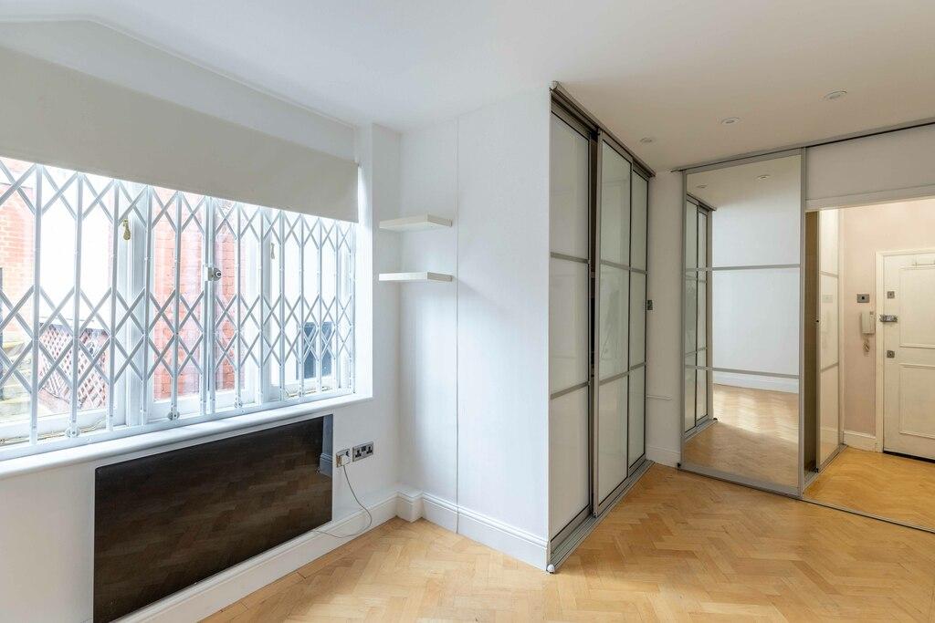 Lennox Gardens, Knightsbridge, SW1X Studio to rent £1,517 pcm (£350 pw)