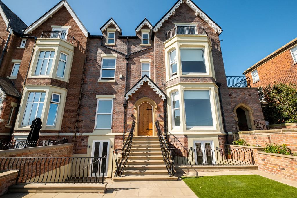 West Beach, Lytham, FY8 2 bed apartment for sale £490,000