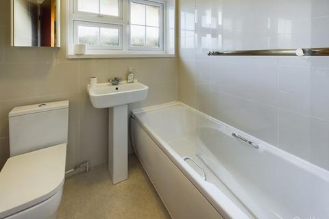 4 bedroom semi-detached house to rent, Grenville Road, New Addington, Croydon