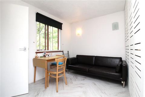 Studio to rent, Ealing Road, Brentford, TW8