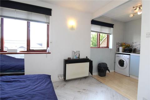 Studio to rent, Ealing Road, Brentford, TW8