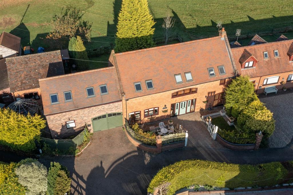 Old Birmingham Road, Marlbrook, Bromsgrove, B60 1NU 3 bed barn