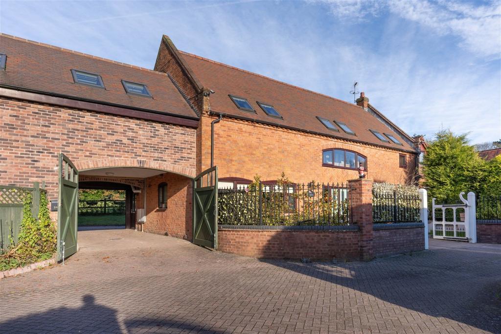 Old Birmingham Road, Marlbrook, Bromsgrove, B60 1NU 3 bed barn