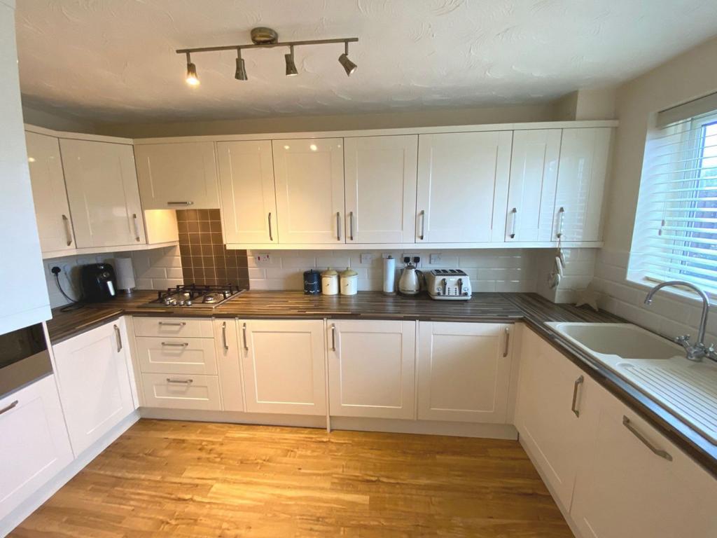 Gateway Close, Wootton Fields, Northampton NN4 6ES 3 bed property for