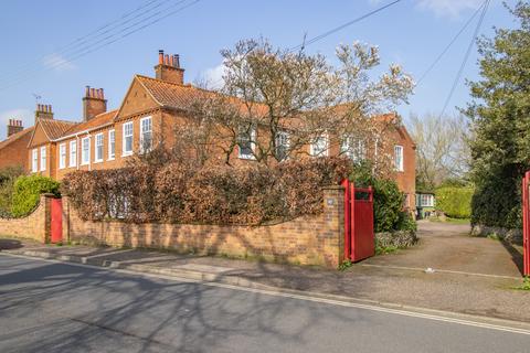 6 bedroom link detached house for sale, Norwich Road, Fakenham