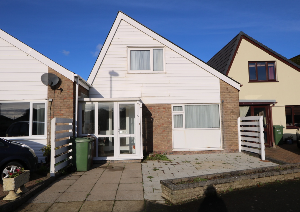 Maethlon Close, Tywyn LL36 3 bed terraced house for sale £165,000