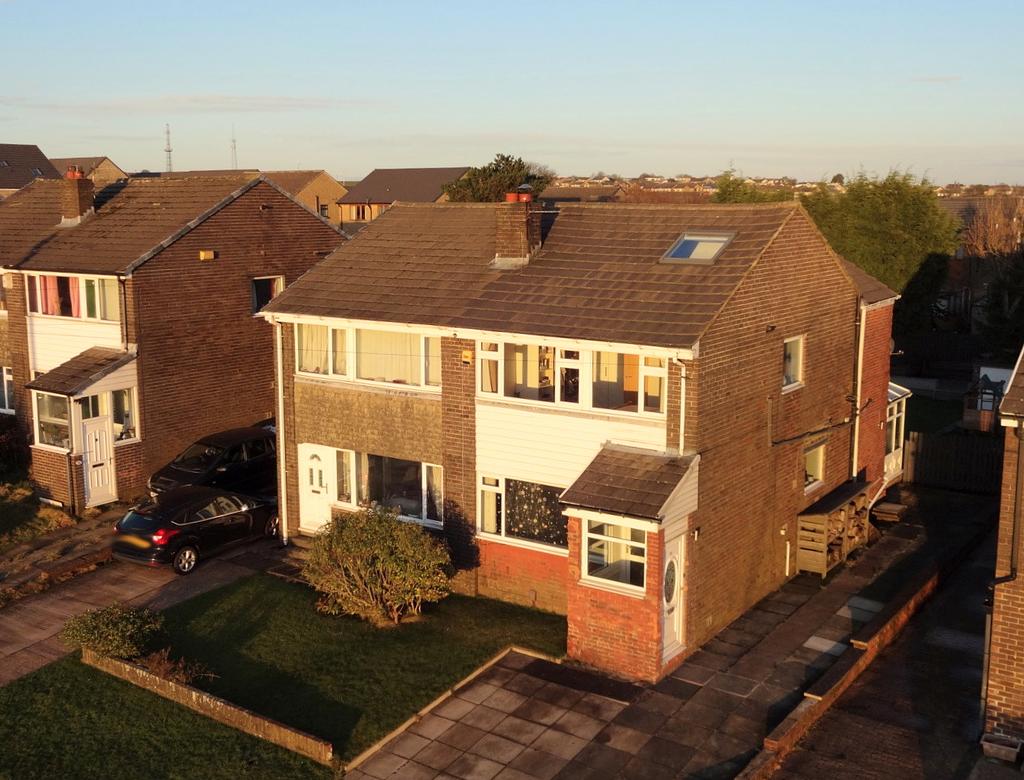 Roper Lane, Queensbury BD13 3 bed semidetached house for sale £250,000