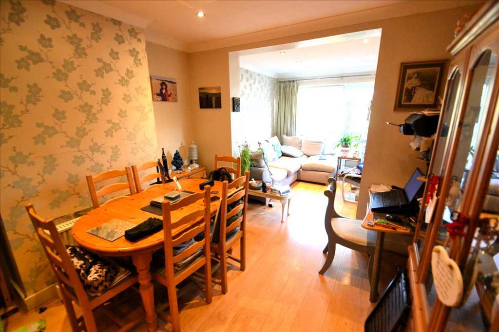 Buckingham Avenue, Feltham 3 bed semidetached house for sale £524,999