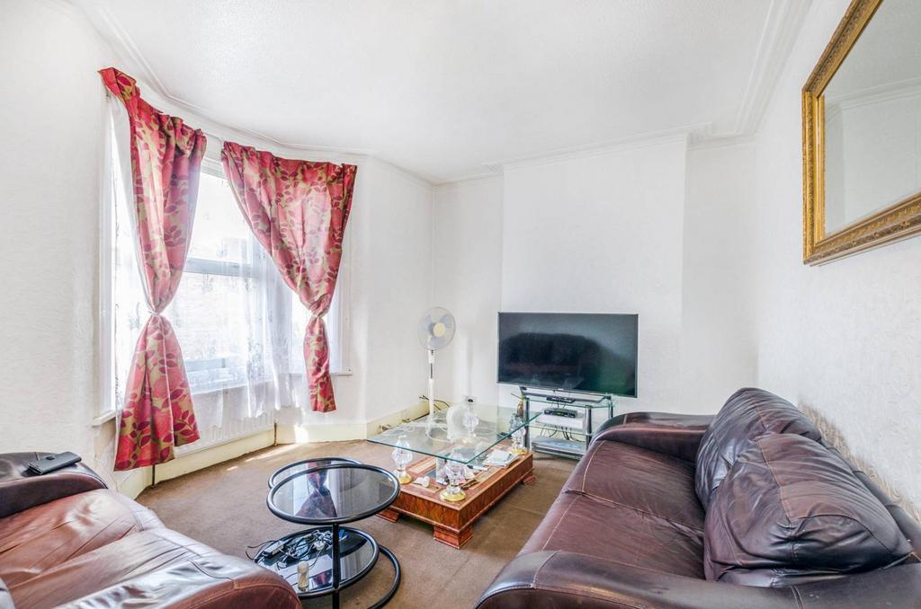 Carson Road, Canning Town, London, E16 2 bed flat for sale £325,000