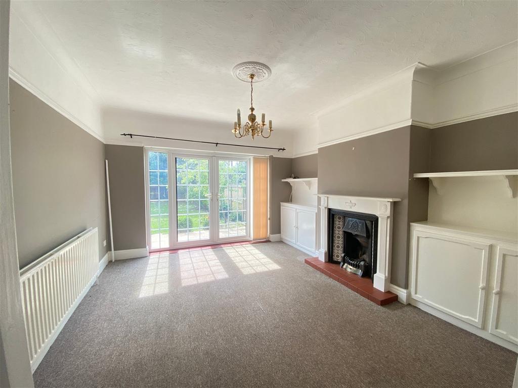 Dunbar Crescent, Southport, PR8 3AA 4 bed semidetached house £1,500