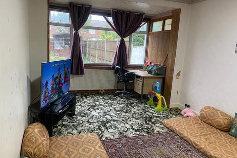 2 bedroom bungalow to rent - Tunstall Avenue, Ilford, London, IG6