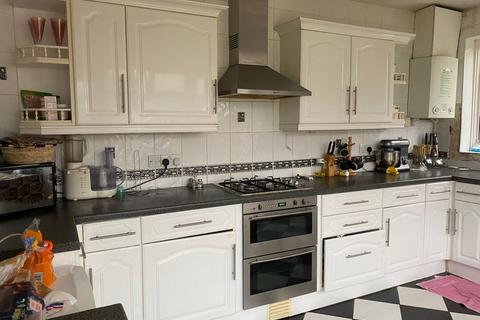 2 bedroom bungalow to rent - Tunstall Avenue, Ilford, London, IG6