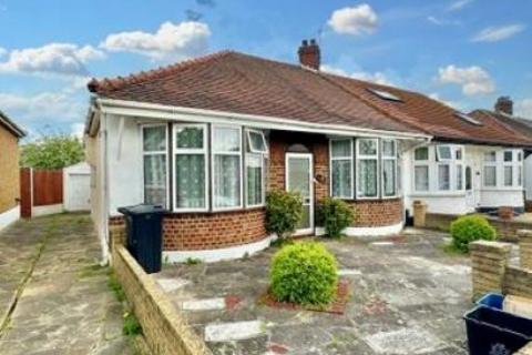 2 bedroom bungalow to rent - Tunstall Avenue, Ilford, London, IG6
