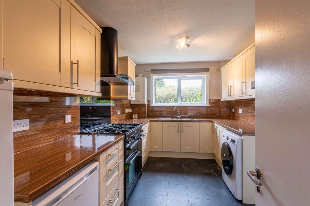 88P Hillpark Wood, Edinburgh, EH4 7TA 3 bed flat £1,445 pcm (£333 pw)