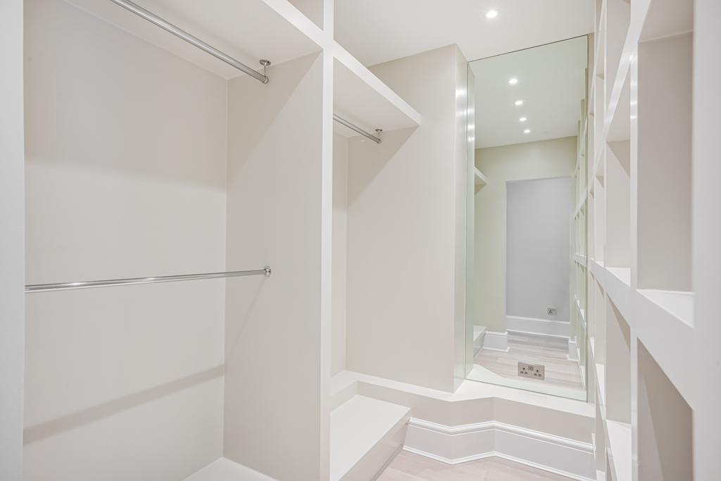 Walk-In-Wardrobe