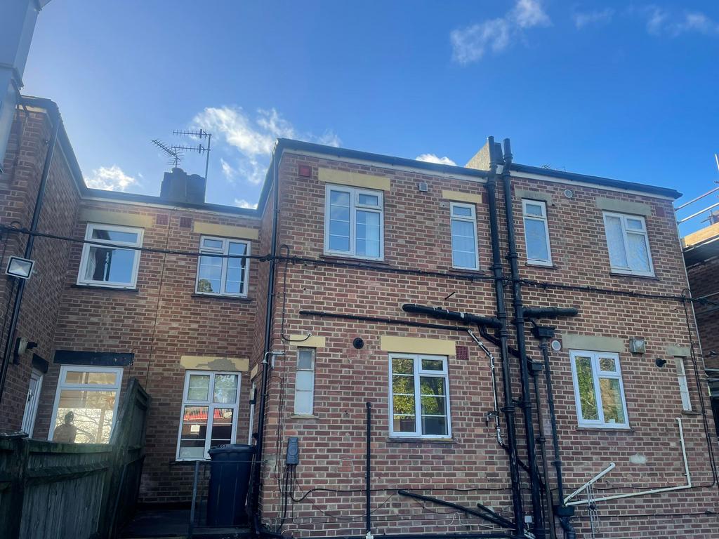 South Road, Haywards Heath 2 bed flat £1,250 pcm (£288 pw)