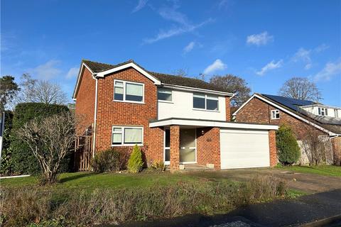 4 bedroom detached house to rent, Evelyn Close, Woking, Surrey, GU22