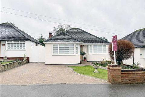 3 bedroom bungalow for sale - Greenfield Avenue, Carpenders Park, WD19.