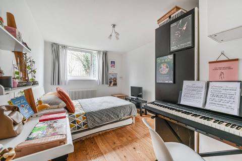 2 bedroom flat for sale, Bolingbroke Grove, Between the Commons, London, SW11